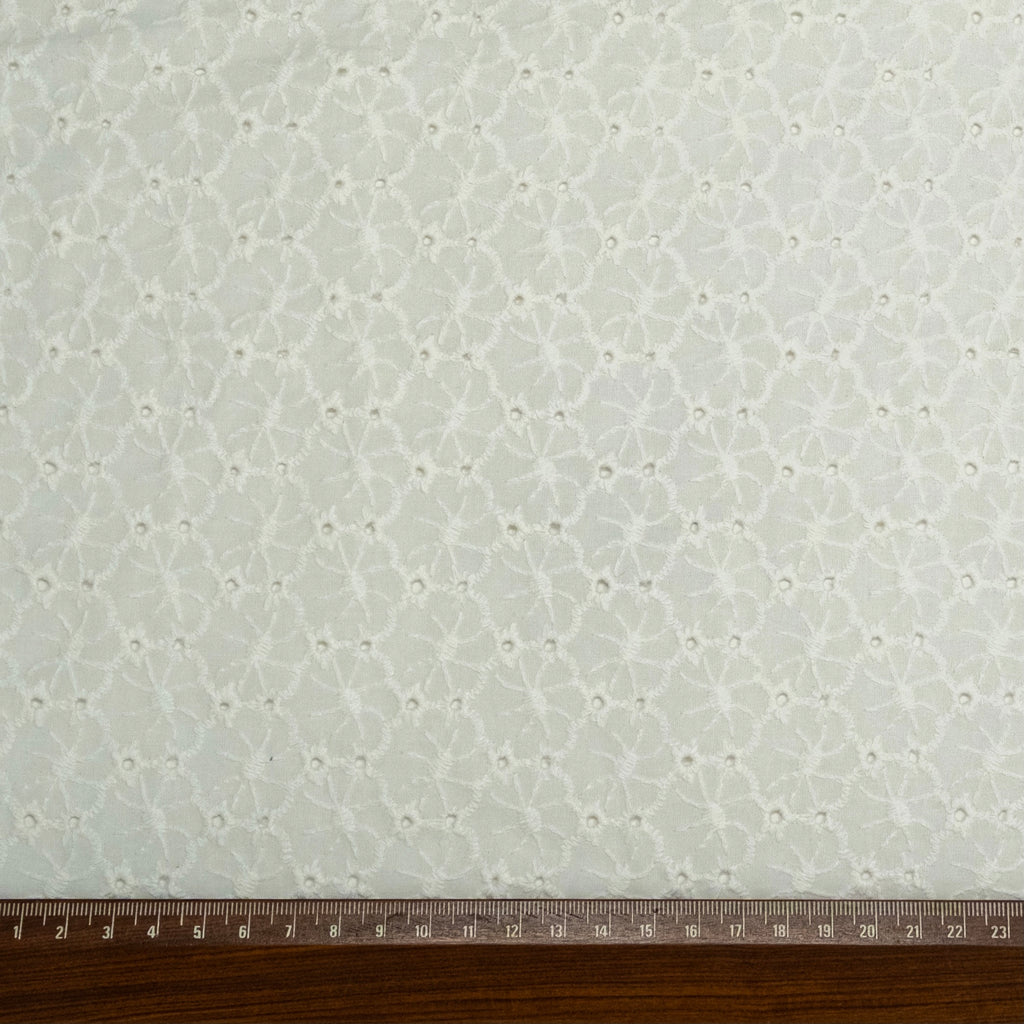 BORDADO INGLÉS CAMPO BLANCO