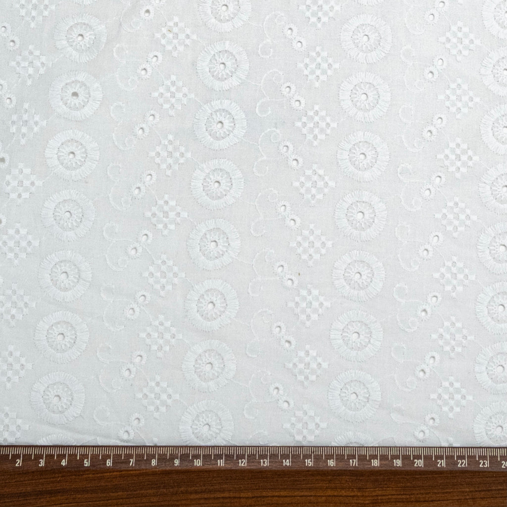 BRODERIE ANGLAISE À BORDURE FERMÉE BLANC OPTIQUE