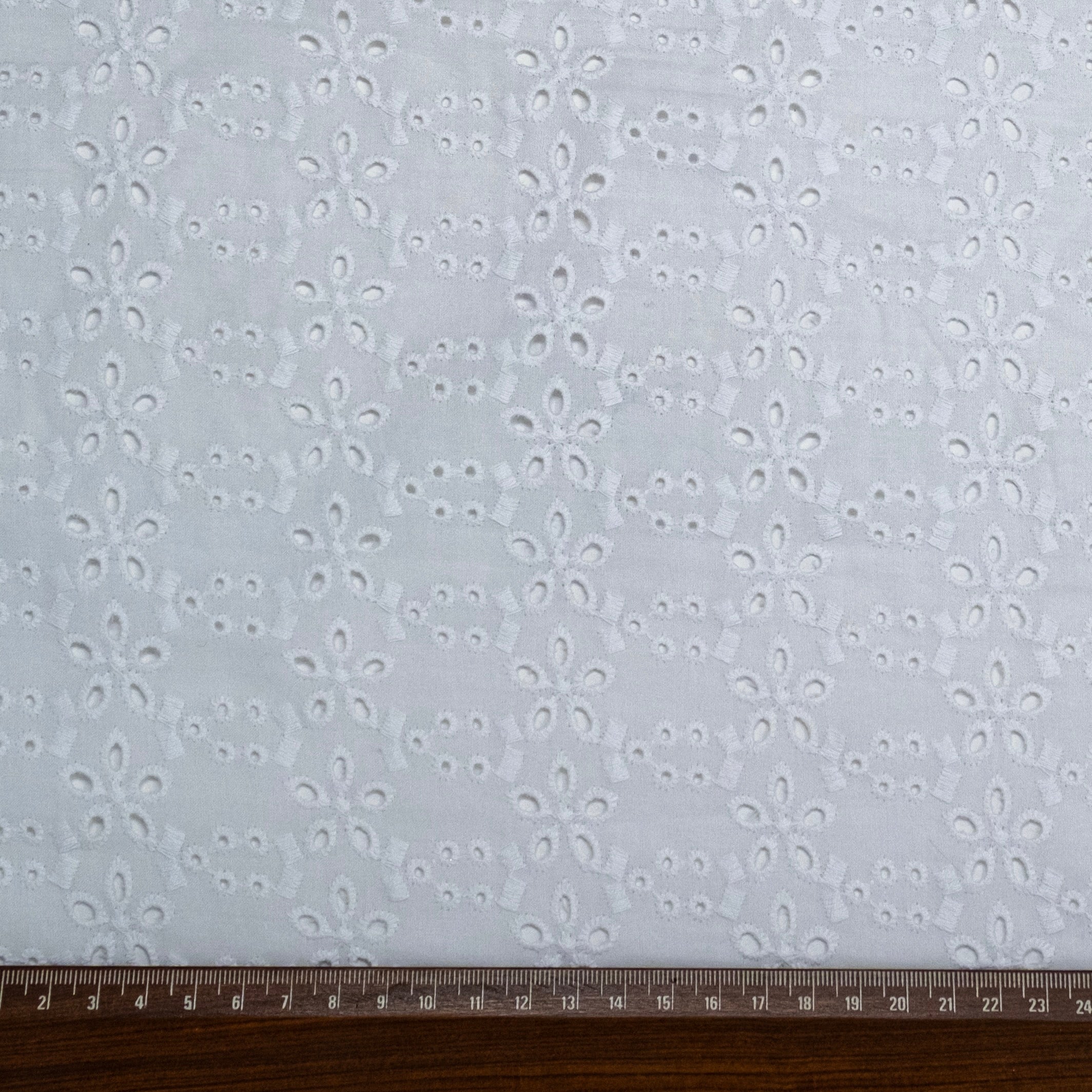 BORDADO INGLÉS RAMO BLANCO ÓTPICO