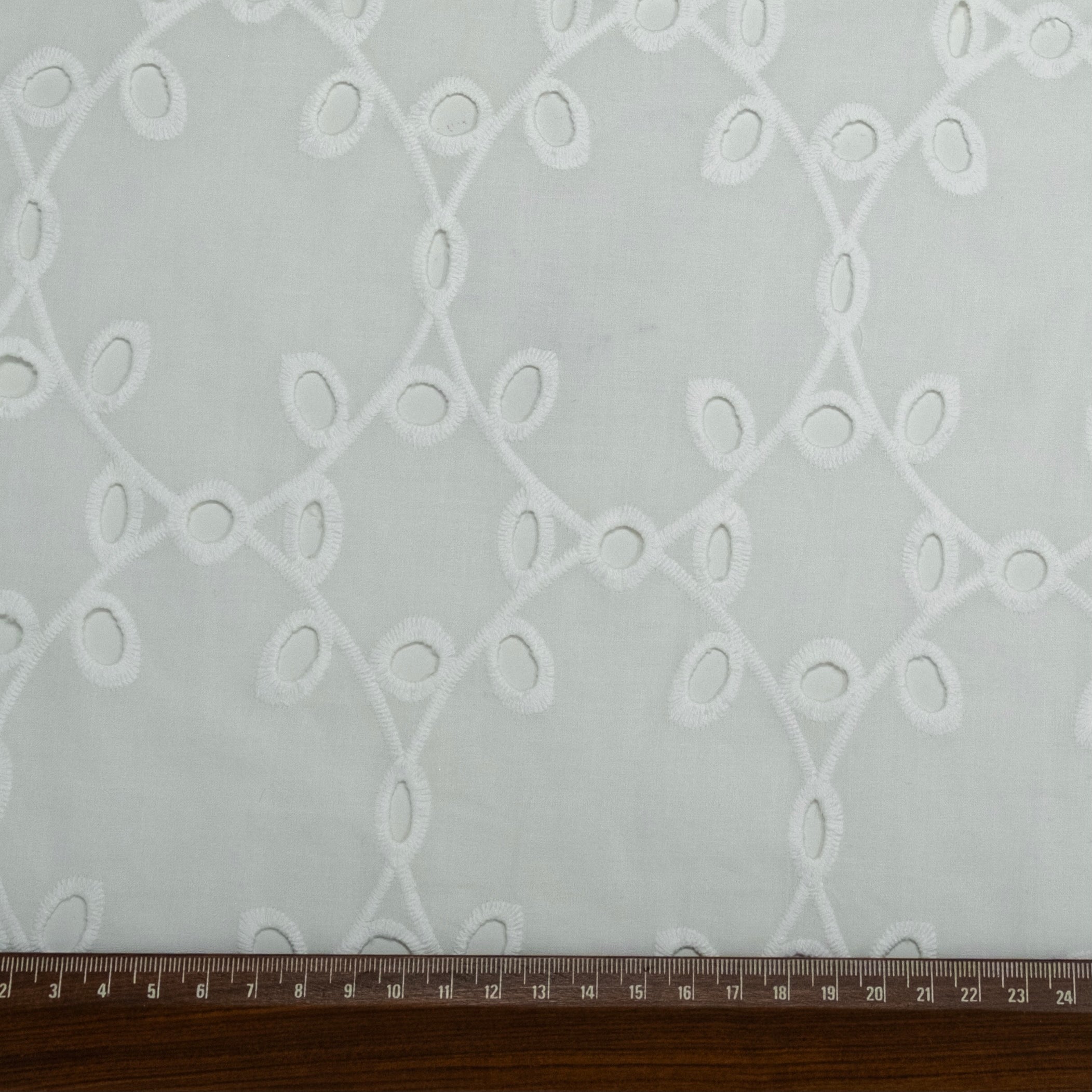 BORDADO INGLÉS ESPIGA ENTRELAZADA BLANCO