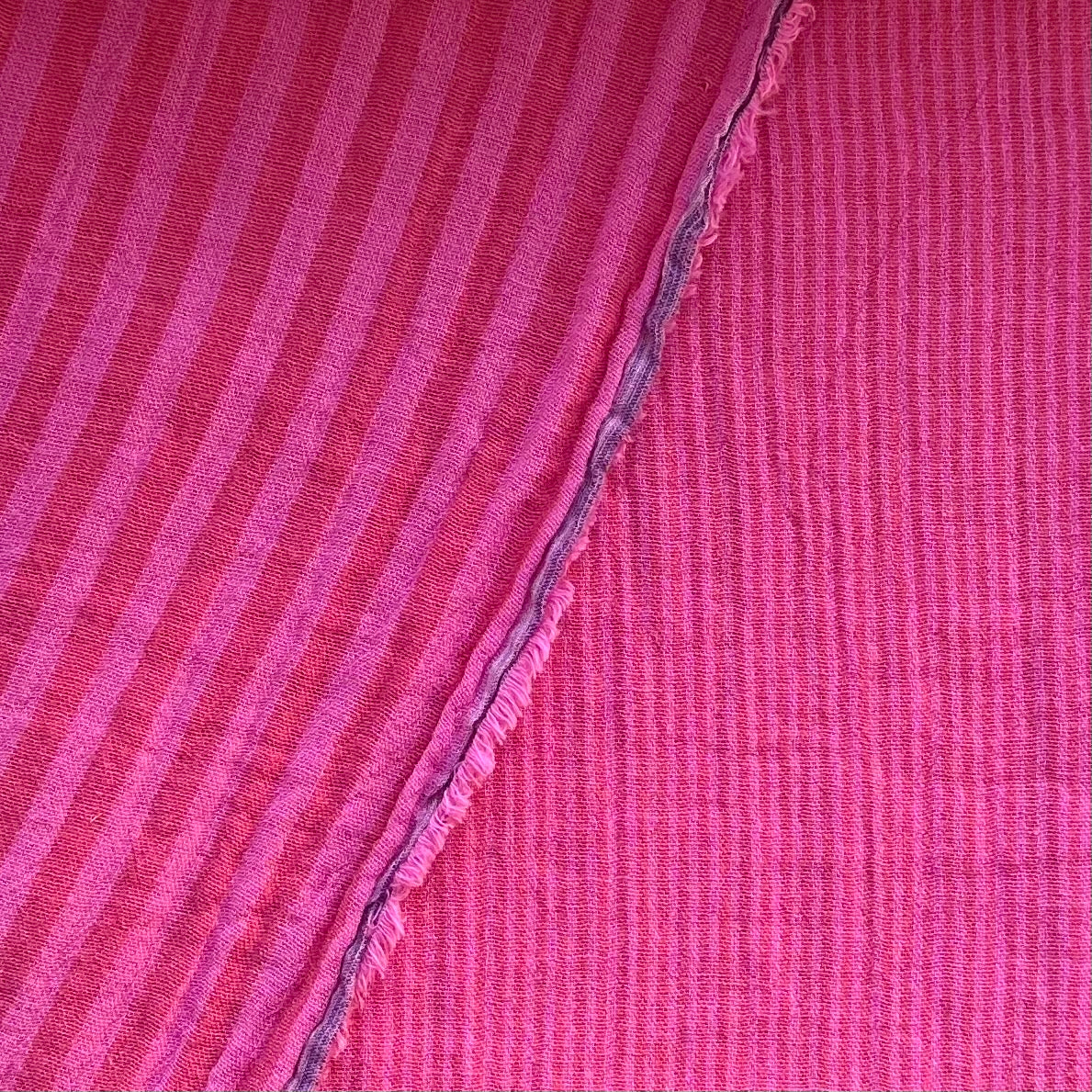 MUSELINA ESTAMPADA A RAYAS FUCSIA