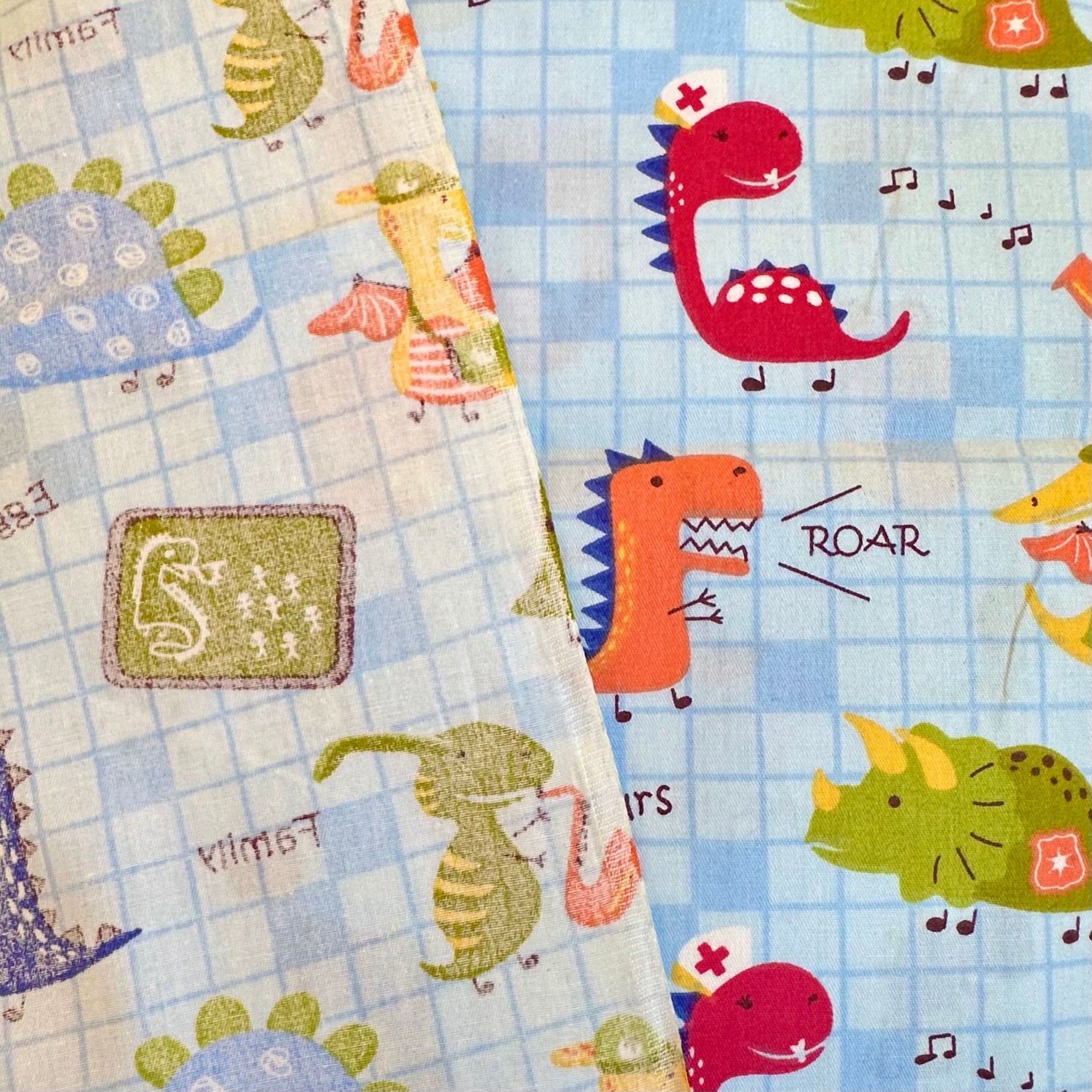 TISSU EN POPLIN IMPRIMÉ NUMÉRIQUEMENT, DINOSAURES ET MÉTIERS POUR ENFANTS, EN BLEU