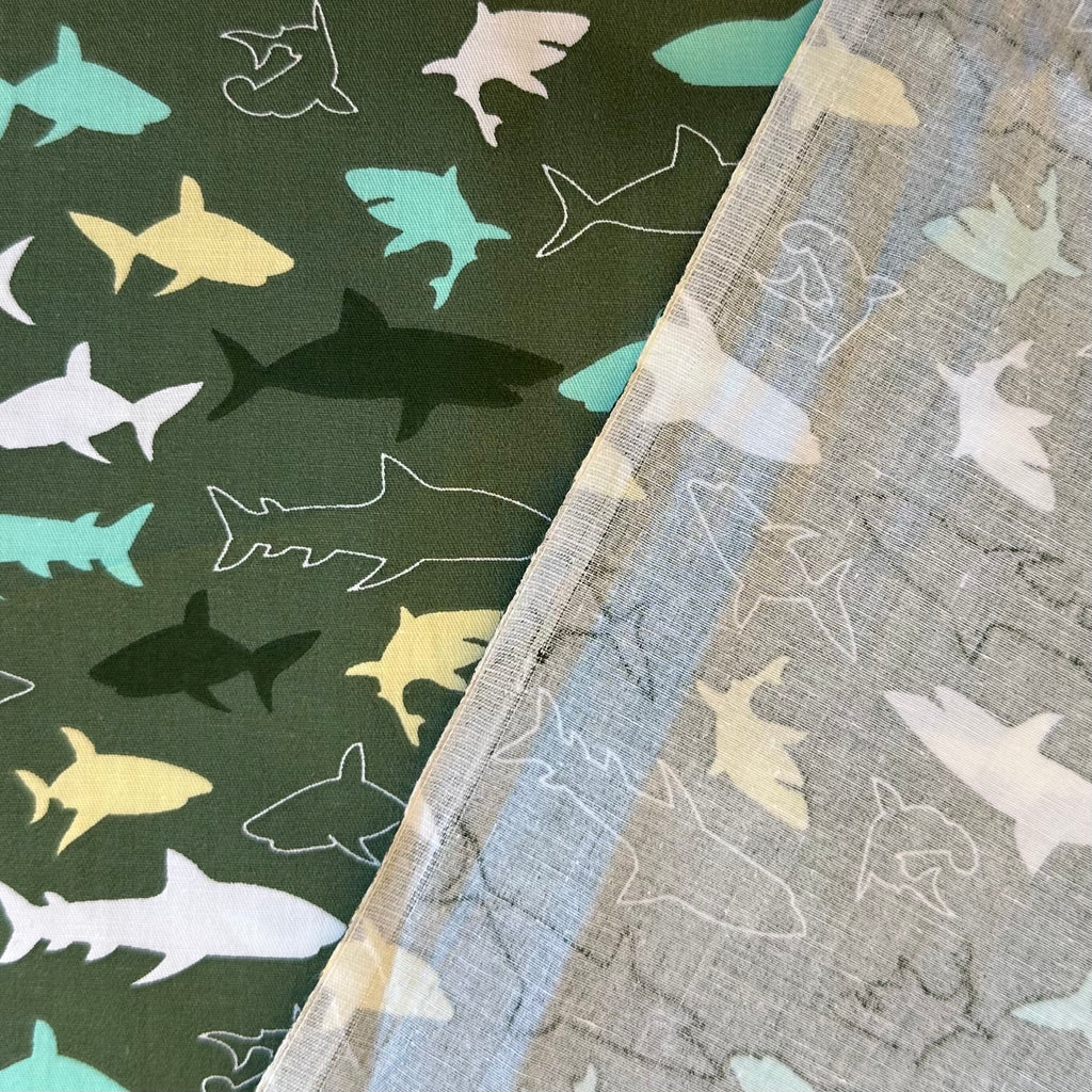 T-shirt enfant en popeline imprimée numériquement, motif requins verts