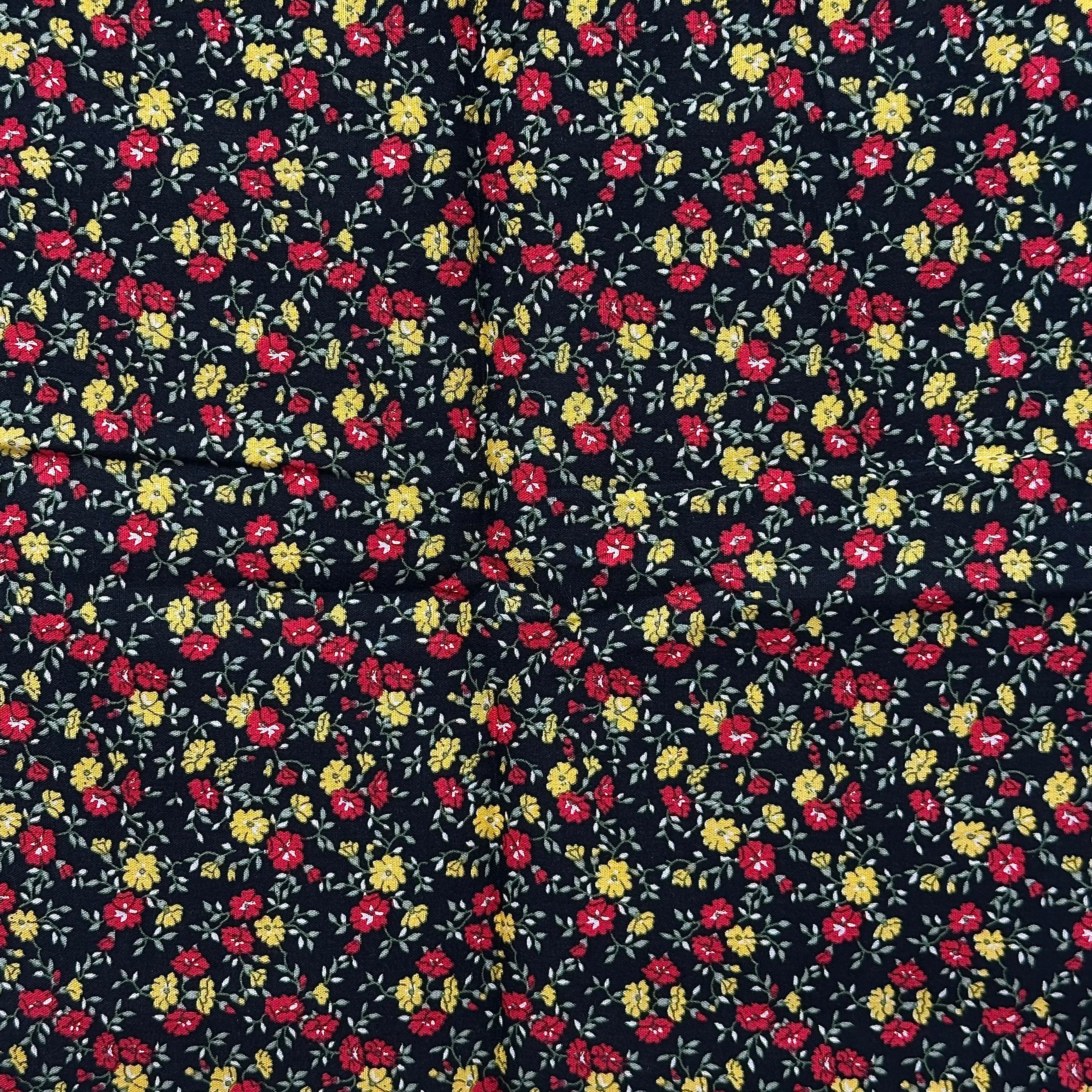 POPLINE IMPRIMÉE DE MILLE FLEURS ROUGES ET JAUNES