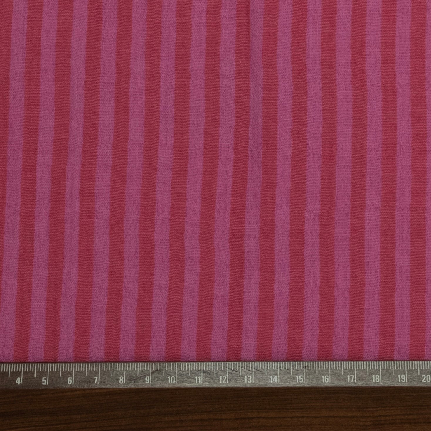 mousseline imprimée à rayures fuchsia