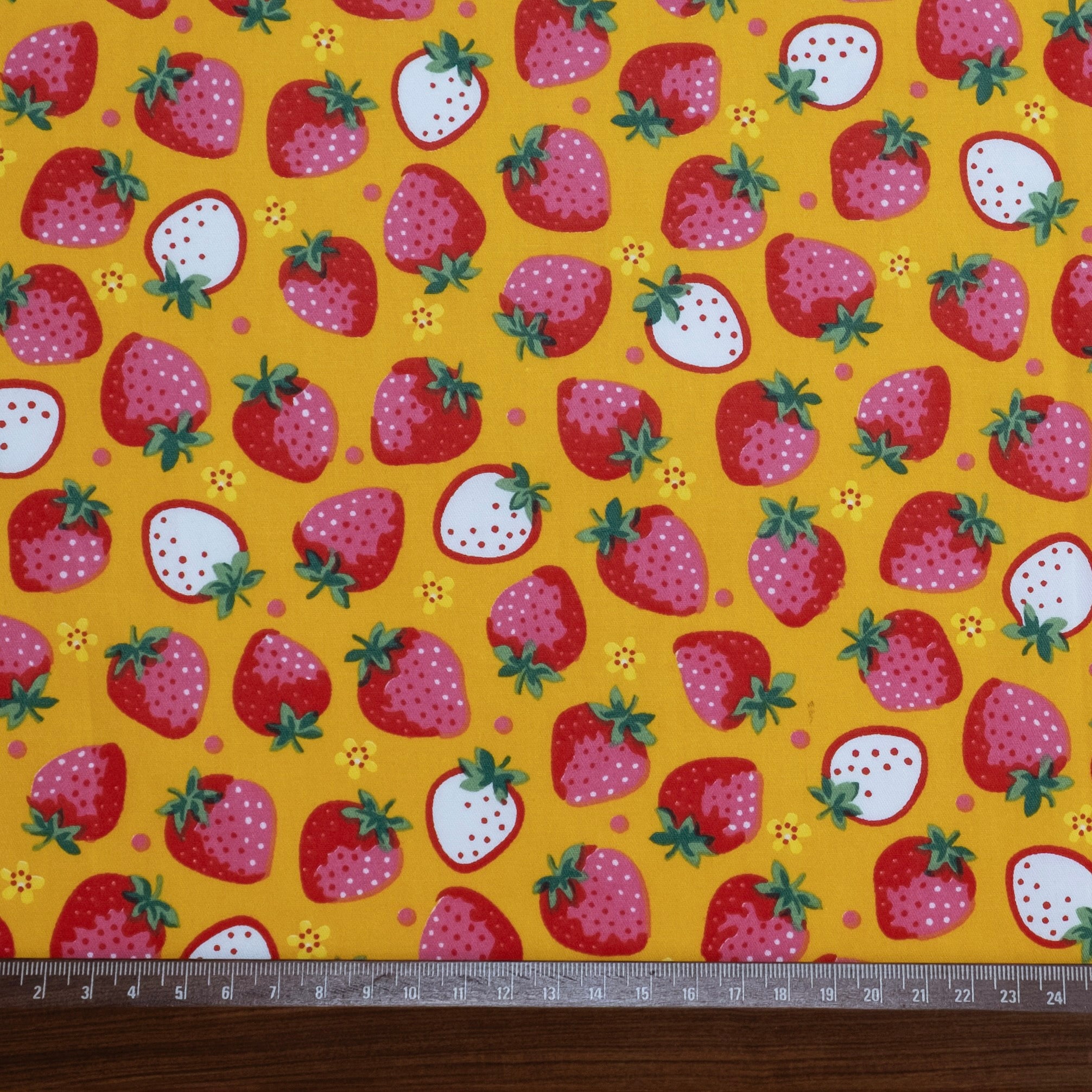 POPELÍN ESTAMPADO INFANTIL CAMPO DE FRESAS AMARILLO